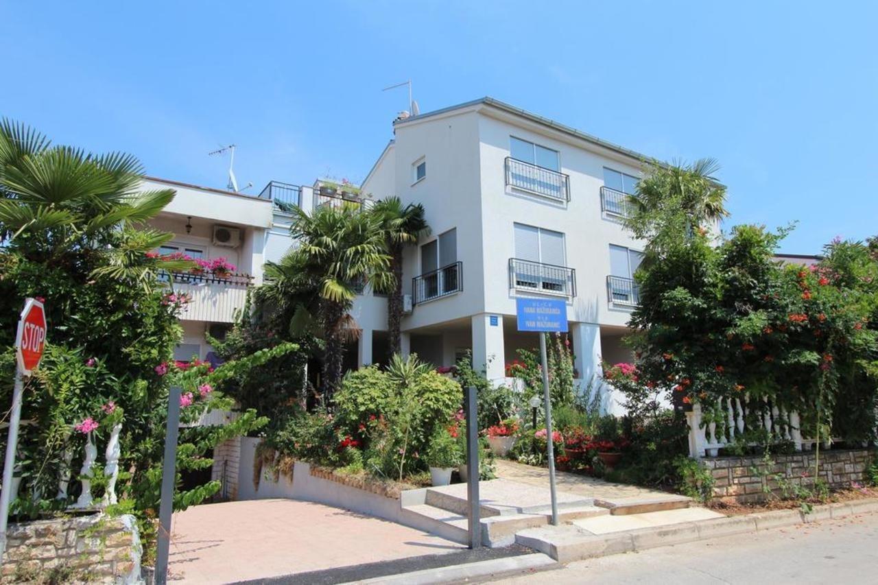 Rooms And Apartments Sally Rovinj Exterior foto