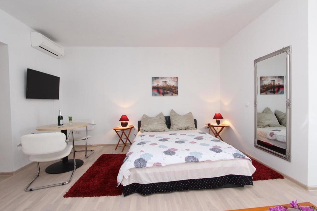 Rooms And Apartments Sally Rovinj Exterior foto