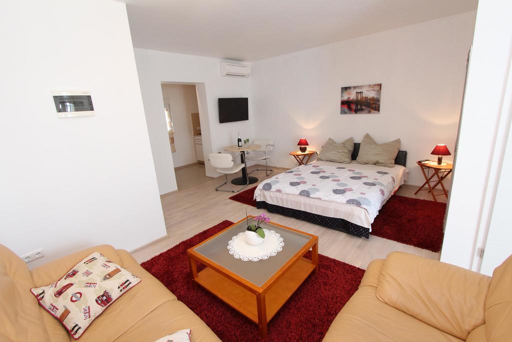 Rooms And Apartments Sally Rovinj Exterior foto