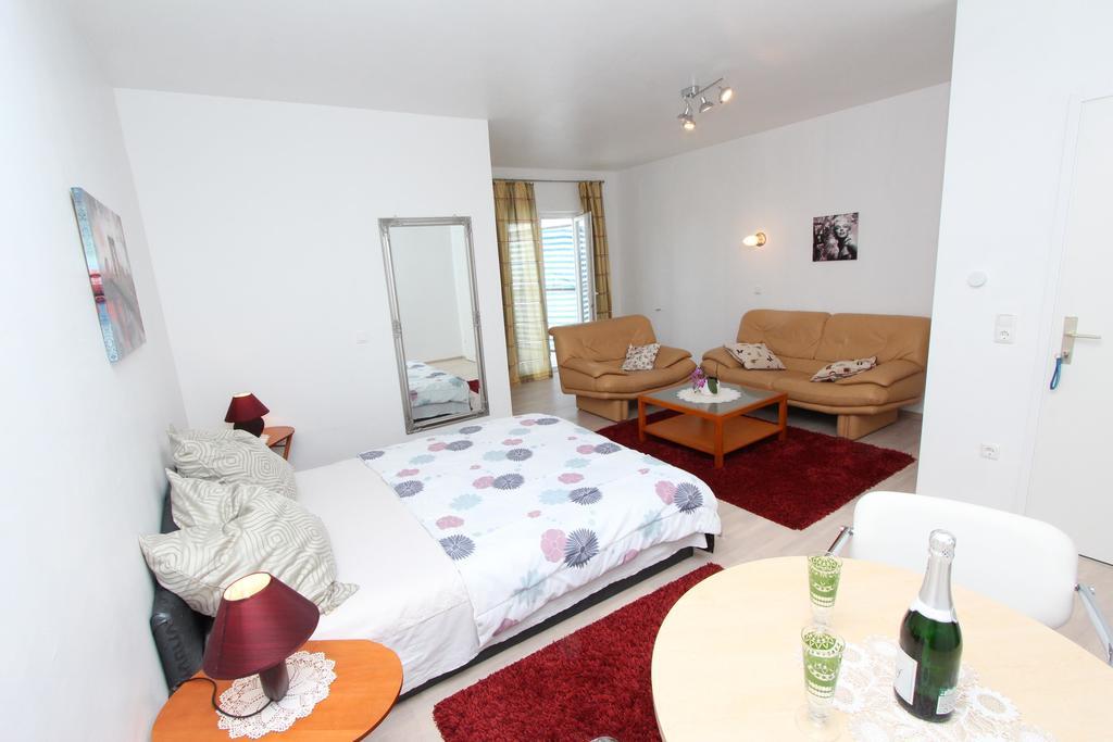 Rooms And Apartments Sally Rovinj Exterior foto