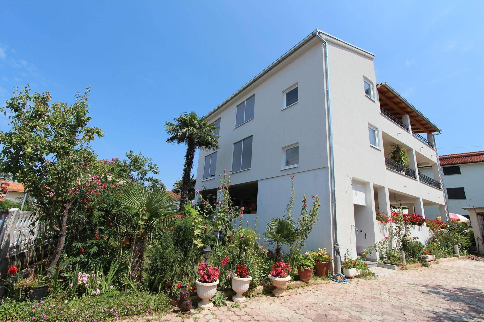 Rooms And Apartments Sally Rovinj Exterior foto