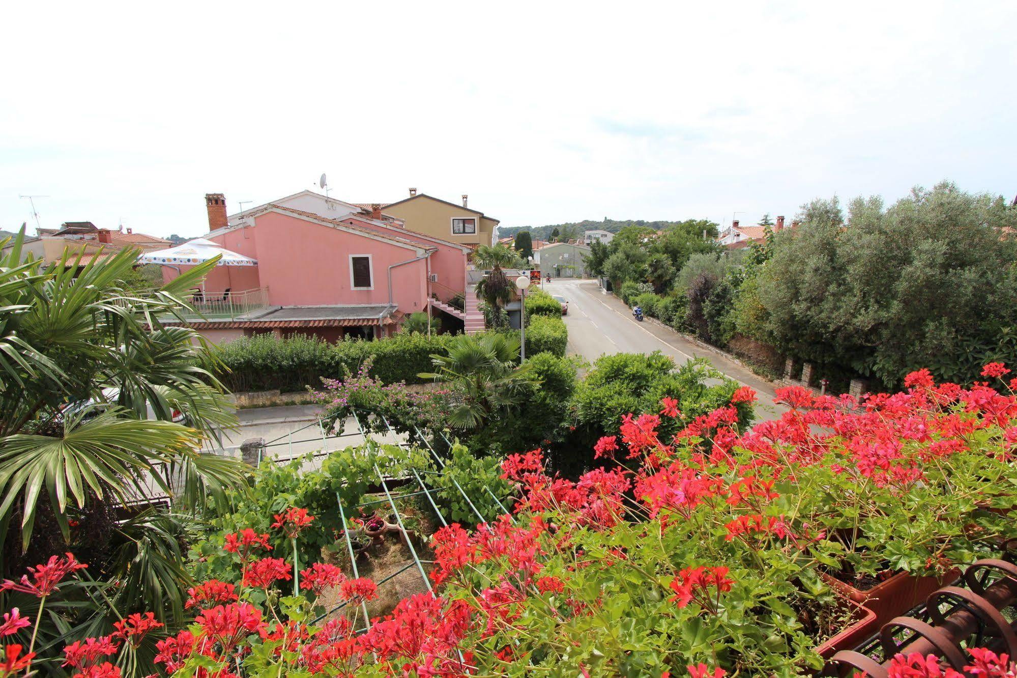 Rooms And Apartments Sally Rovinj Exterior foto
