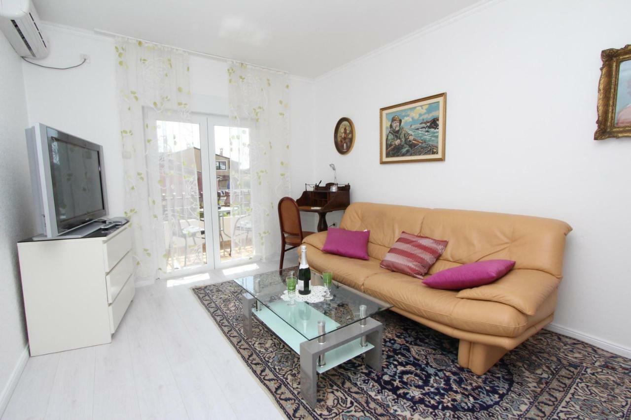 Rooms And Apartments Sally Rovinj Exterior foto